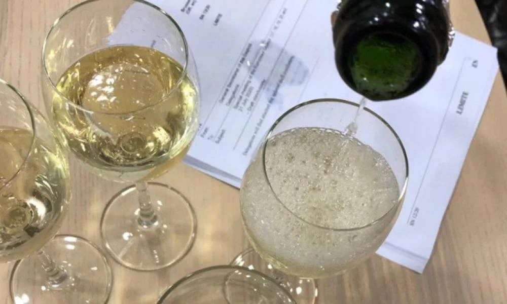 Με σαμπάνια γιόρτασαν τη συμφωνία των Βρυξελλών οι Λετονοί